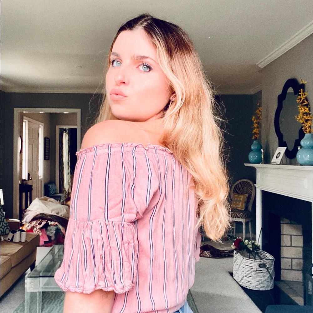 Cute off the shoulder semi-crop top - Picture 3 of 5